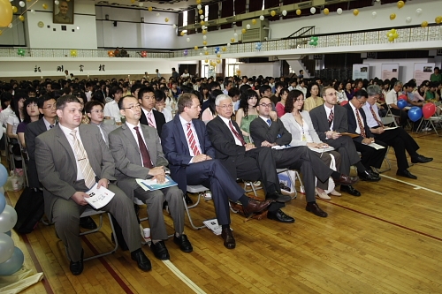 96學年度在校生出國授旗典禮在淡水校園學生活動中心舉行，校長張家宜親臨授旗，德國在台協會副處長等7國外賓亦親臨會場為同學加油打氣。