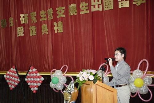 96學年度在校生出國授旗典禮在淡水校園學生活動中心舉行，校長張家宜親臨授旗，德國在台協會副處長等7國外賓亦親臨會場為同學加油打氣。