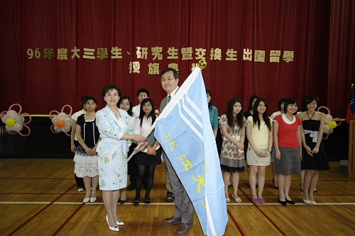 96學年度在校生出國授旗典禮在淡水校園學生活動中心舉行，校長張家宜親臨授旗，德國在台協會副處長等7國外賓亦親臨會場為同學加油打氣。