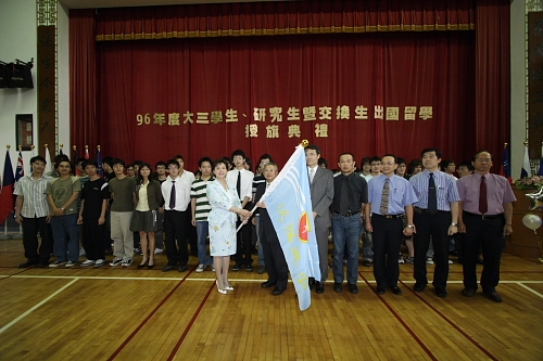 96學年度在校生出國授旗典禮在淡水校園學生活動中心舉行，校長張家宜親臨授旗，德國在台協會副處長等7國外賓亦親臨會場為同學加油打氣。