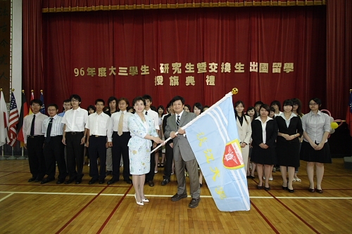 96學年度在校生出國授旗典禮在淡水校園學生活動中心舉行，校長張家宜親臨授旗，德國在台協會副處長等7國外賓亦親臨會場為同學加油打氣。