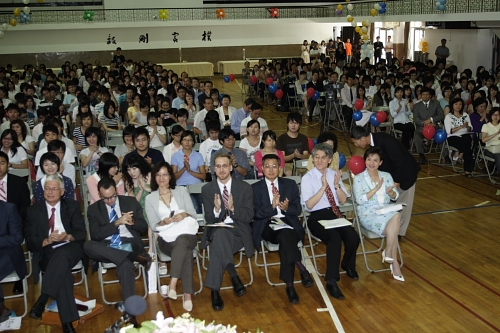 96學年度在校生出國授旗典禮在淡水校園學生活動中心舉行，校長張家宜親臨授旗，德國在台協會副處長等7國外賓亦親臨會場為同學加油打氣。