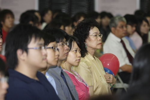 96學年度在校生出國授旗典禮在淡水校園學生活動中心舉行，校長張家宜親臨授旗，德國在台協會副處長等7國外賓亦親臨會場為同學加油打氣。