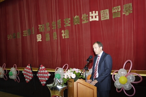 96學年度在校生出國授旗典禮在淡水校園學生活動中心舉行，校長張家宜親臨授旗，德國在台協會副處長等7國外賓亦親臨會場為同學加油打氣。