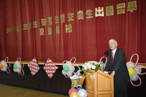 96學年度在校生出國授旗典禮在淡水校園學生活動中心舉行，校長張家宜親臨授旗，德國在台協會副處長等7國外賓亦親臨會場為同學加油打氣。