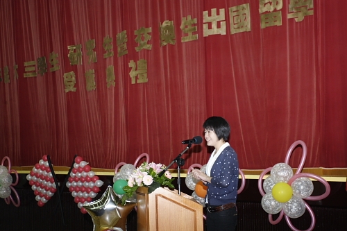 96學年度在校生出國授旗典禮在淡水校園學生活動中心舉行，校長張家宜親臨授旗，德國在台協會副處長等7國外賓亦親臨會場為同學加油打氣。