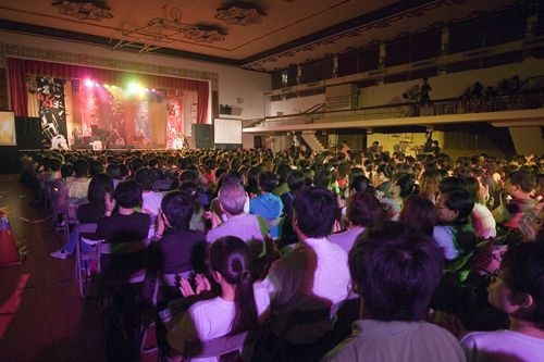 「唱自己的歌演唱會 30年後再見李雙澤」演唱會於淡水校園學生活動中心舉行，老中青歌手齊聚，淡江人獨特的凝聚力、向心力讓人感動不已。