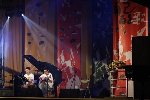 「唱自己的歌演唱會 30年後再見李雙澤」演唱會於淡水校園學生活動中心舉行，老中青歌手齊聚，淡江人獨特的凝聚力、向心力讓人感動不已。