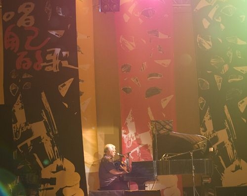 「唱自己的歌演唱會 30年後再見李雙澤」演唱會於淡水校園學生活動中心舉行，老中青歌手齊聚，淡江人獨特的凝聚力、向心力讓人感動不已。