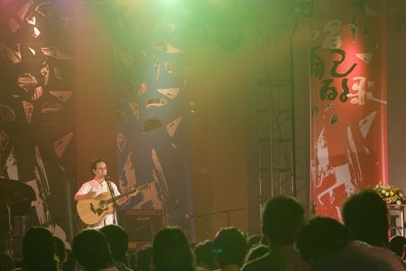 「唱自己的歌演唱會 30年後再見李雙澤」演唱會於淡水校園學生活動中心舉行，老中青歌手齊聚，淡江人獨特的凝聚力、向心力讓人感動不已。