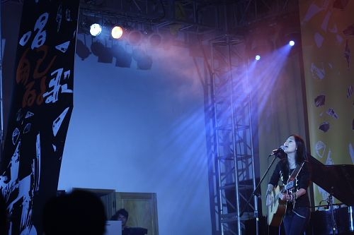 「唱自己的歌演唱會 30年後再見李雙澤」演唱會於淡水校園學生活動中心舉行，老中青歌手齊聚，淡江人獨特的凝聚力、向心力讓人感動不已。