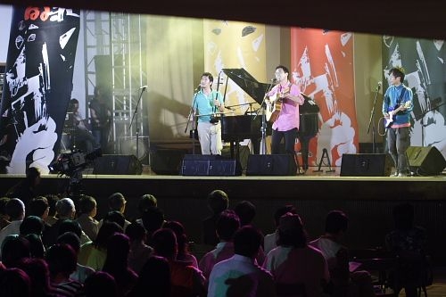 「唱自己的歌演唱會 30年後再見李雙澤」演唱會於淡水校園學生活動中心舉行，老中青歌手齊聚，淡江人獨特的凝聚力、向心力讓人感動不已。