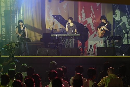 「唱自己的歌演唱會 30年後再見李雙澤」演唱會於淡水校園學生活動中心舉行，老中青歌手齊聚，淡江人獨特的凝聚力、向心力讓人感動不已。