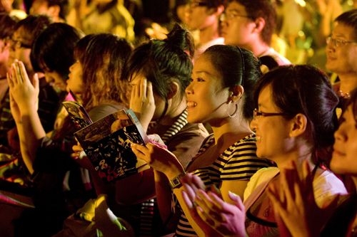 「唱自己的歌演唱會 30年後再見李雙澤」演唱會於淡水校園學生活動中心舉行，老中青歌手齊聚，淡江人獨特的凝聚力、向心力讓人感動不已。