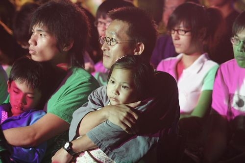 「唱自己的歌演唱會 30年後再見李雙澤」演唱會於淡水校園學生活動中心舉行，老中青歌手齊聚，淡江人獨特的凝聚力、向心力讓人感動不已。