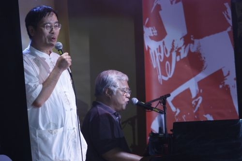 「唱自己的歌演唱會 30年後再見李雙澤」演唱會於淡水校園學生活動中心舉行，老中青歌手齊聚，淡江人獨特的凝聚力、向心力讓人感動不已。