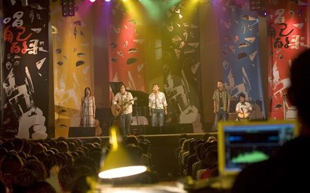 「唱自己的歌演唱會 30年後再見李雙澤」演唱會於淡水校園學生活動中心舉行，老中青歌手齊聚，淡江人獨特的凝聚力、向心力讓人感動不已。