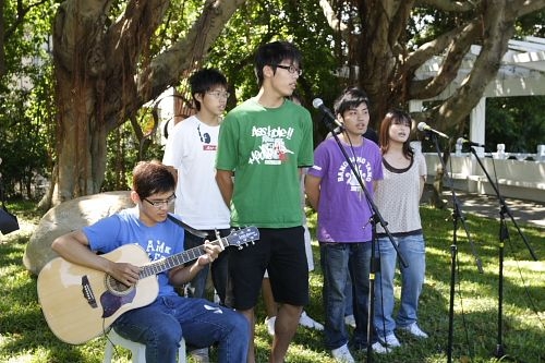 本校與李雙澤紀念會共同在淡水校園牧羊草坪舉辦李雙澤紀念碑活動，校長張家宜與李雙澤紀念會曾憲政共同主持揭碑儀式。