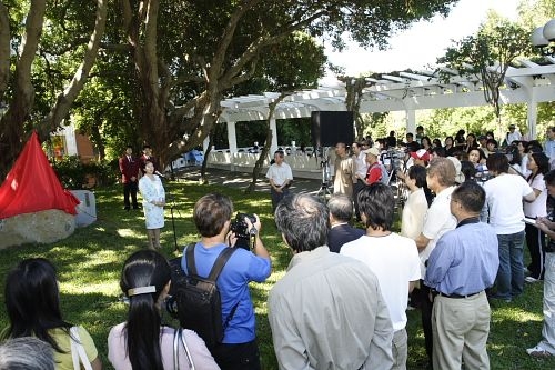 本校與李雙澤紀念會共同在淡水校園牧羊草坪舉辦李雙澤紀念碑活動，校長張家宜與李雙澤紀念會曾憲政共同主持揭碑儀式。