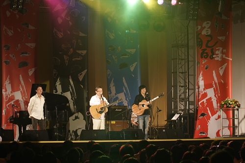 「唱自己的歌演唱會 30年後再見李雙澤」演唱會於淡水校園學生活動中心舉行，老中青歌手齊聚，淡江人獨特的凝聚力、向心力讓人感動不已。