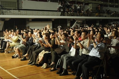 「唱自己的歌演唱會 30年後再見李雙澤」演唱會於淡水校園學生活動中心舉行，老中青歌手齊聚，淡江人獨特的凝聚力、向心力讓人感動不已。