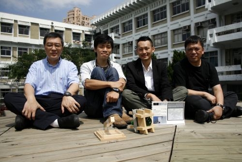 本校建築系碩士班畢業生陳敏傑、李京翰參加美國From-Z全球聯合學習計畫，分獲工業設計類首獎及建築設計類第二名。讓全世界看到本校同學的優異研發與創新能力。