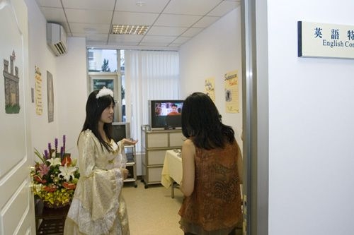 外語學院之外語特區特別提供「法語閱讀俱樂部」伴讀活動、一對一之英語輔導諮詢及大一英文、英聽的「補救教學」等具體方案，以提升其使用效益。