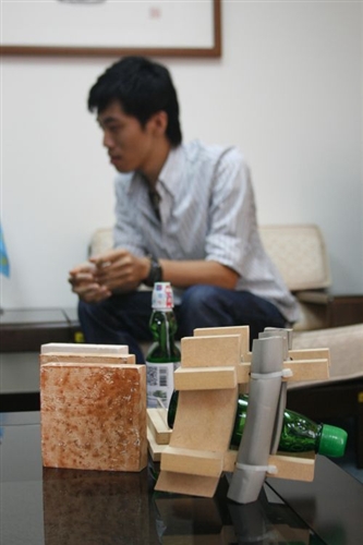 本校建築系碩士班畢業生陳敏傑、李京翰參加美國From-Z全球聯合學習計畫，分獲工業設計類首獎及建築設計類第二名。讓全世界看到本校同學的優異研發與創新能力。