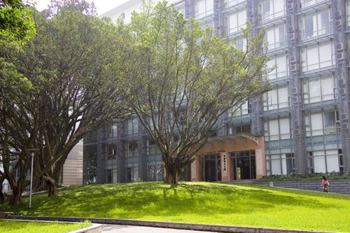 外語學院之外語特區特別提供「法語閱讀俱樂部」伴讀活動、一對一之英語輔導諮詢及大一英文、英聽的「補救教學」等具體方案，以提升其使用效益。