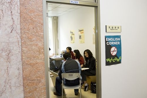 外語學院之外語特區特別提供「法語閱讀俱樂部」伴讀活動、一對一之英語輔導諮詢及大一英文、英聽的「補救教學」等具體方案，以提升其使用效益。