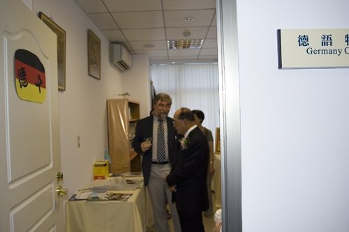 外語學院之外語特區特別提供「法語閱讀俱樂部」伴讀活動、一對一之英語輔導諮詢及大一英文、英聽的「補救教學」等具體方案，以提升其使用效益。