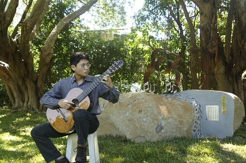 本校與李雙澤紀念會共同在淡水校園牧羊草坪舉辦李雙澤紀念碑活動，校長張家宜與李雙澤紀念會曾憲政共同主持揭碑儀式。