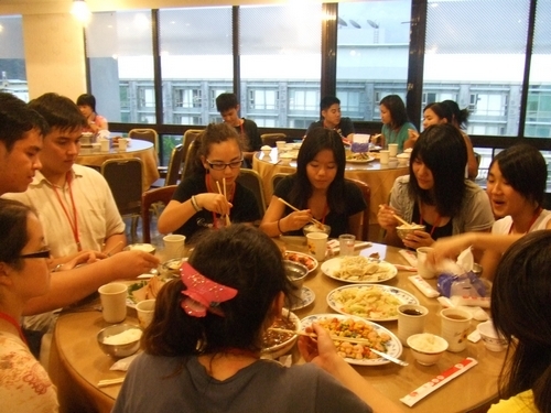 「2008海外華裔青年語文研習班」7月8日至8月18日在本校淡水校園熱鬧展開，印證本校推動國際化建立良好的口碑，並提供全球華裔青年與本校學生學習語言、擴展視野、建立情誼的最佳捷徑。