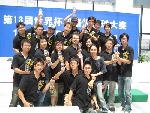 本校電機系足球機器人研發團隊以優異的研發與創新能力，於上週在中國大陸青島所舉行之「2008 FIRA ( Federation of International Robot-Soccer Association ) 世界盃機器人足球賽」，奪下「視覺全自主機器人組(RoboSot League)冠軍」及「人形機器人組(HuroSot)的障礙跑、舉重及罰踢三項冠軍」。