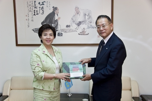 日本國立九州大學校長Tisato Kajiyama 博士蒞校拜會本校張校長家宜，並洽談兩校國際學術合作交流事宜。