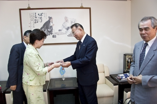日本國立九州大學校長Tisato Kajiyama 博士蒞校拜會本校張校長家宜，並洽談兩校國際學術合作交流事宜。