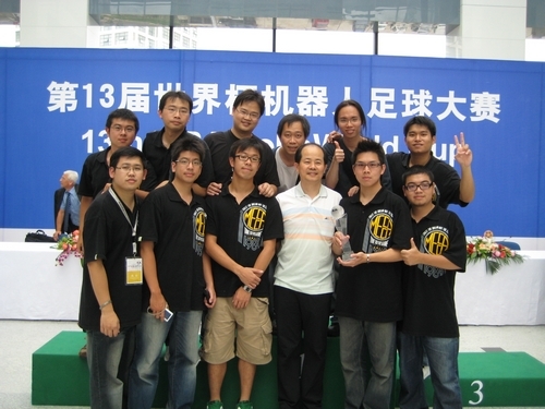 本校電機系足球機器人研發團隊以優異的研發與創新能力，於上週在中國大陸青島所舉行之「2008 FIRA ( Federation of International Robot-Soccer Association ) 世界盃機器人足球賽」，奪下「視覺全自主機器人組(RoboSot League)冠軍」及「人形機器人組(HuroSot)的障礙跑、舉重及罰踢三項冠軍」。