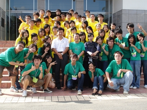 本校數學系承辦教育部「高中數學人才培育計畫」之「2008年淡江數學營」，以數學研究為主題，並結合天文物理及化學實驗課程，強化統整學生的思考能力，讓高中生提早體驗大學生活。