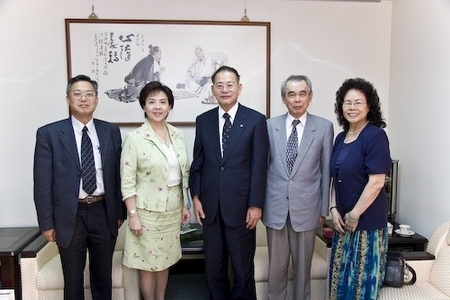 日本國立九州大學校長Tisato Kajiyama 博士蒞校拜會本校張校長家宜，並洽談兩校國際學術合作交流事宜。