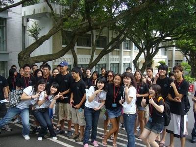 「2008海外華裔青年語文研習班」7月8日至8月18日在本校淡水校園熱鬧展開，印證本校推動國際化建立良好的口碑，並提供全球華裔青年與本校學生學習語言、擴展視野、建立情誼的最佳捷徑。
