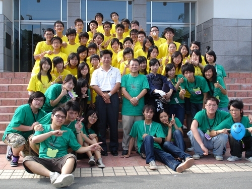 本校數學系承辦教育部「高中數學人才培育計畫」之「2008年淡江數學營」，以數學研究為主題，並結合天文物理及化學實驗課程，強化統整學生的思考能力，讓高中生提早體驗大學生活。