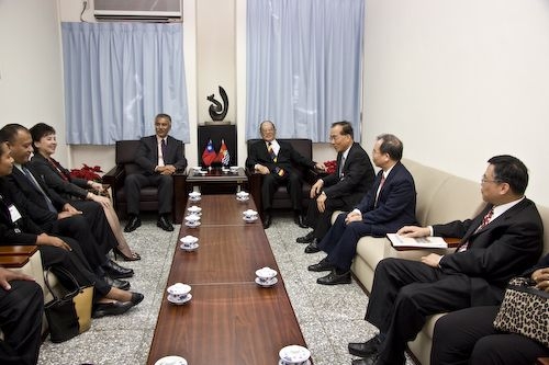 吉里巴斯共和國總統湯安諾閣下一行蒞臨本校訪問，受到本校張創辦人與張校長及師生熱烈歡迎，為台灣的外交史增添一頁美好的紀錄。