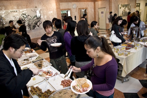 國際交流暨國際教育處舉辦「冬至吃湯圓聯誼會」，為遠道而來的異國同學，安排別出心裁的文化體驗，讓外籍生們留下永生難以忘懷的淡江留學記憶。