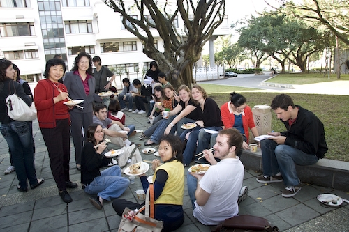 國際交流暨國際教育處舉辦「冬至吃湯圓聯誼會」，為遠道而來的異國同學，安排別出心裁的文化體驗，讓外籍生們留下永生難以忘懷的淡江留學記憶。