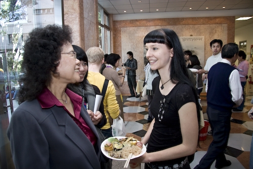 國際交流暨國際教育處舉辦「冬至吃湯圓聯誼會」，為遠道而來的異國同學，安排別出心裁的文化體驗，讓外籍生們留下永生難以忘懷的淡江留學記憶。