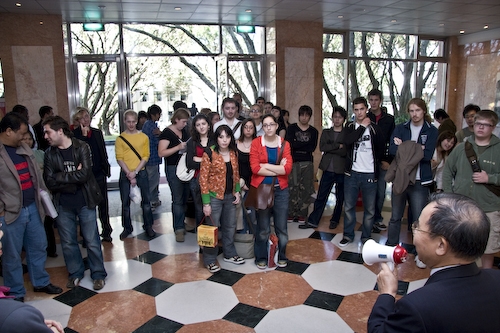 國際交流暨國際教育處舉辦「冬至吃湯圓聯誼會」，為遠道而來的異國同學，安排別出心裁的文化體驗，讓外籍生們留下永生難以忘懷的淡江留學記憶。