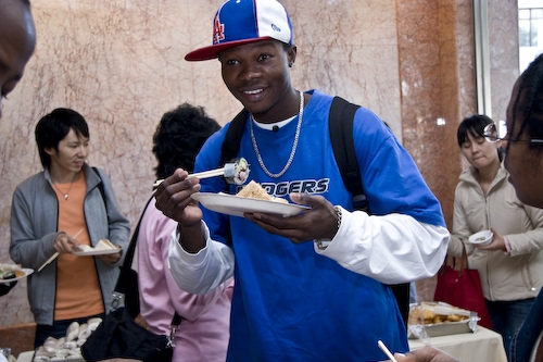 國際交流暨國際教育處舉辦「冬至吃湯圓聯誼會」，為遠道而來的異國同學，安排別出心裁的文化體驗，讓外籍生們留下永生難以忘懷的淡江留學記憶。