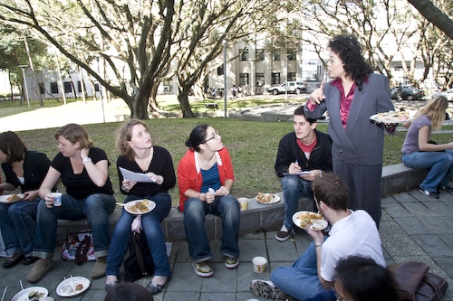 國際交流暨國際教育處舉辦「冬至吃湯圓聯誼會」，為遠道而來的異國同學，安排別出心裁的文化體驗，讓外籍生們留下永生難以忘懷的淡江留學記憶。