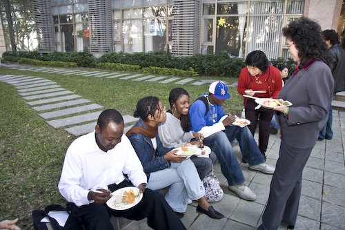 國際交流暨國際教育處舉辦「冬至吃湯圓聯誼會」，為遠道而來的異國同學，安排別出心裁的文化體驗，讓外籍生們留下永生難以忘懷的淡江留學記憶。