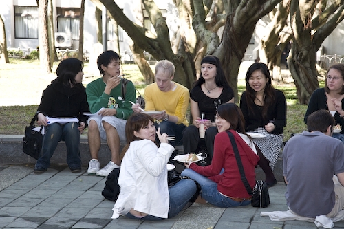 國際交流暨國際教育處舉辦「冬至吃湯圓聯誼會」，為遠道而來的異國同學，安排別出心裁的文化體驗，讓外籍生們留下永生難以忘懷的淡江留學記憶。